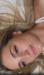 Close-up of a client with a hybrid wispy eyelash extension full set and blonde hair.